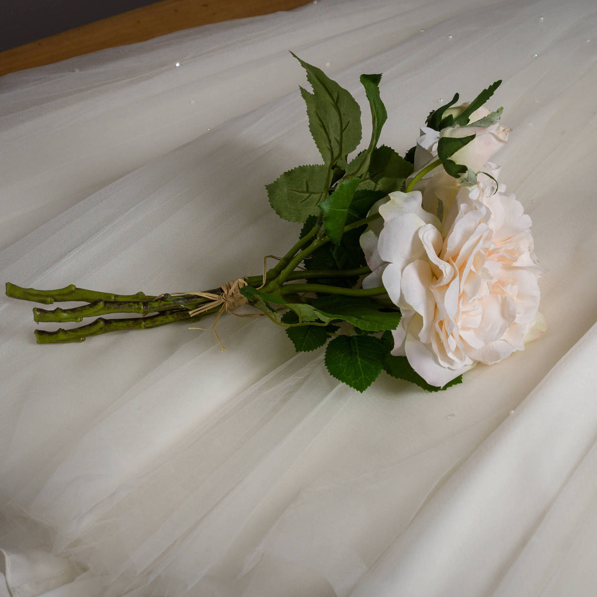 Peachy Cream Short Stem Rose Bouquet - WHITE