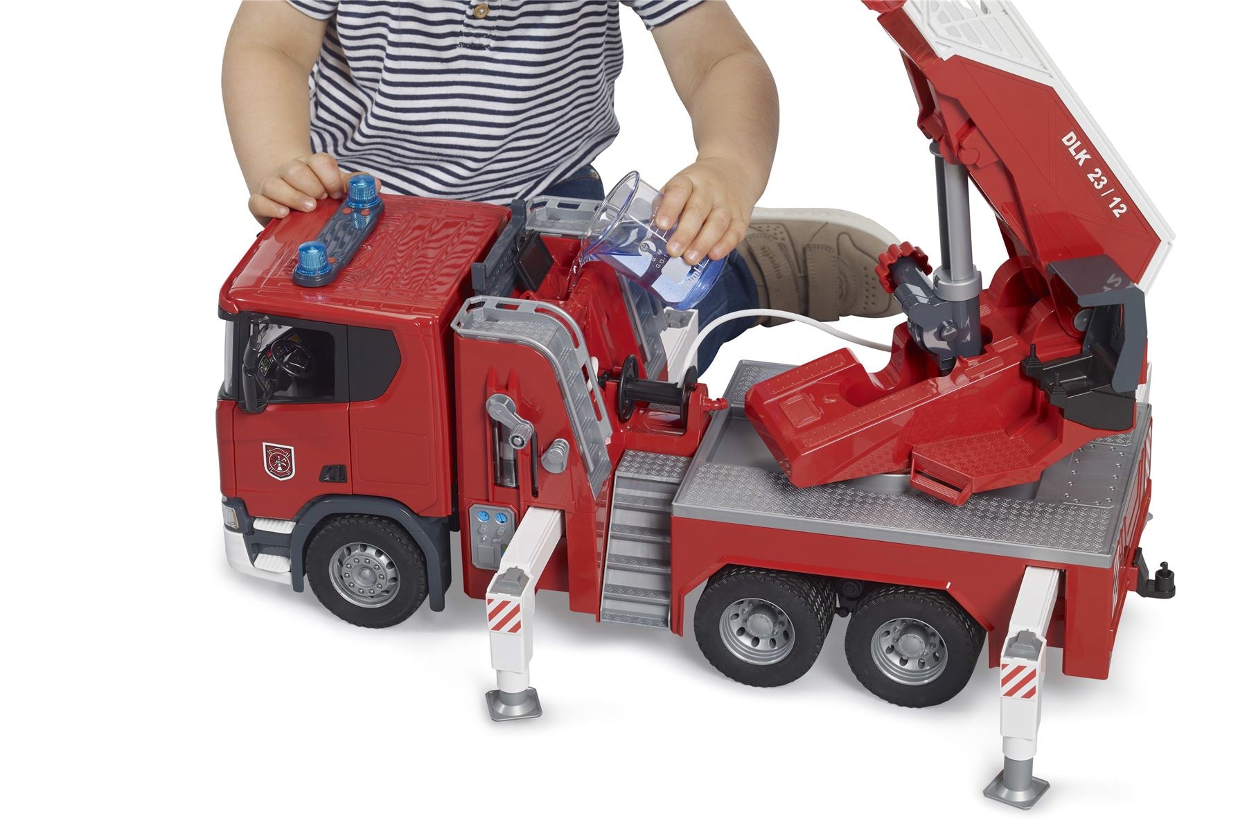 Scania Super 560R Fire engine with ladder, waterpump and L+S - 17349