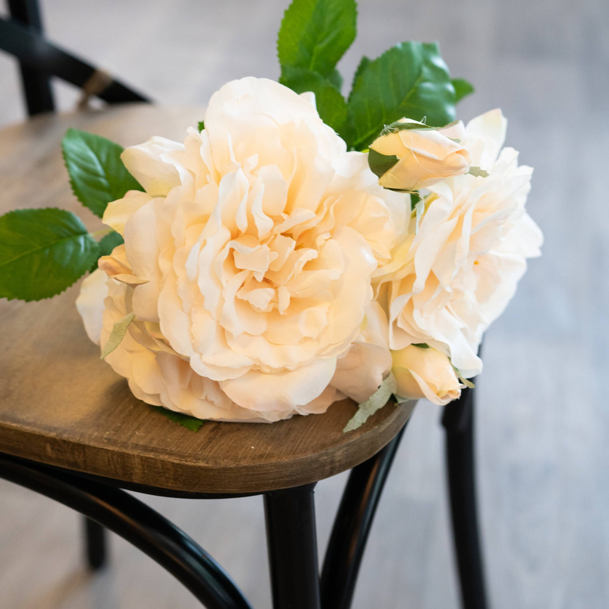 Peachy Cream Short Stem Rose Bouquet - WHITE