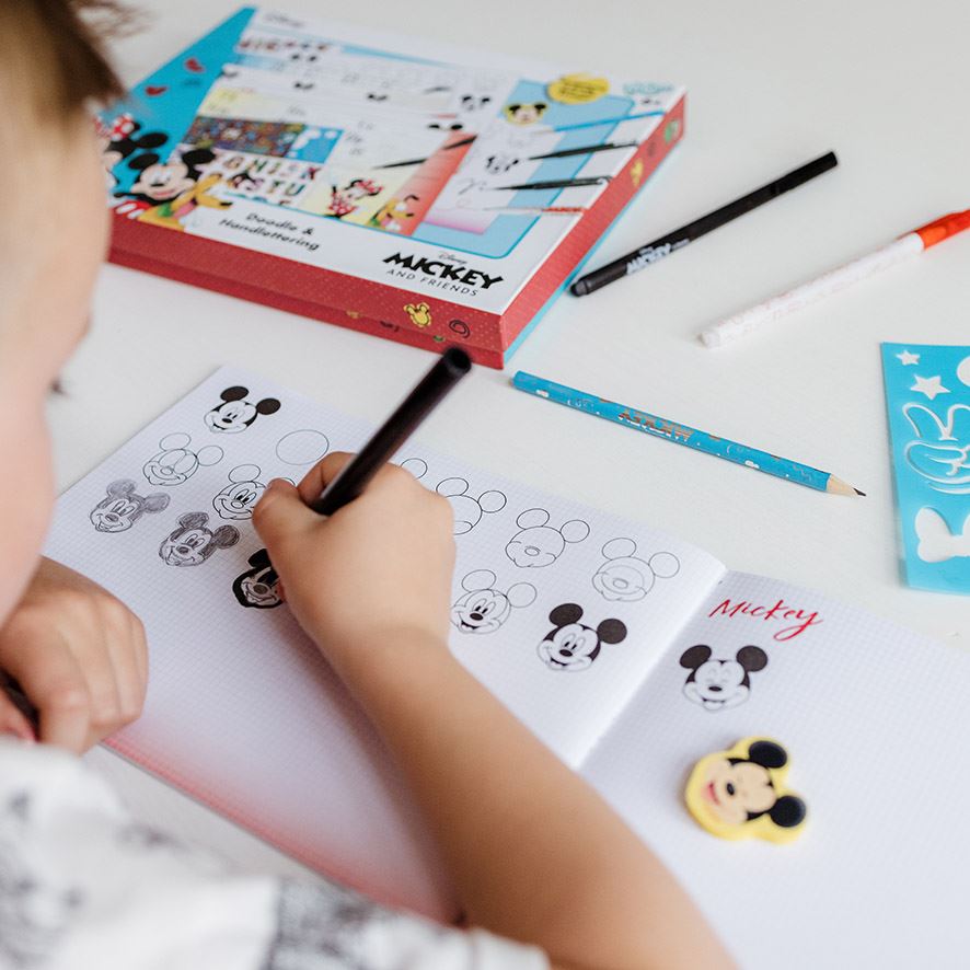 MICKEY AND FRIENDS DOODLE & HAND LETTERING SET